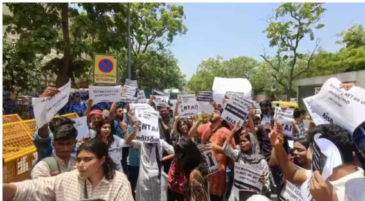 नीट परीक्षा रद्द करने की मांग को लेकर पटना में सड़कों पर उतरे छात्र, पुलिस ने भांजी लाठियां